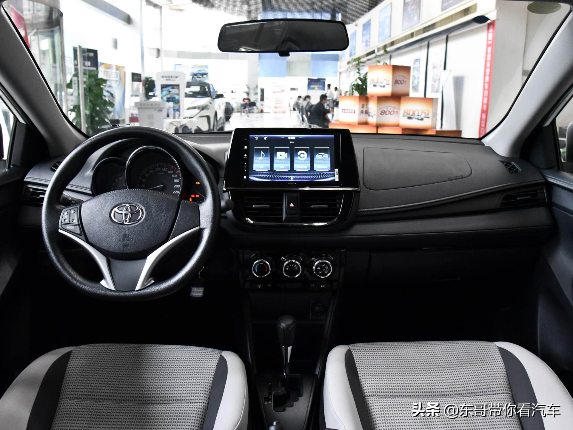 油耗只要4.9L，低价合资三厢车，空间够用停车灵活，实拍威驰