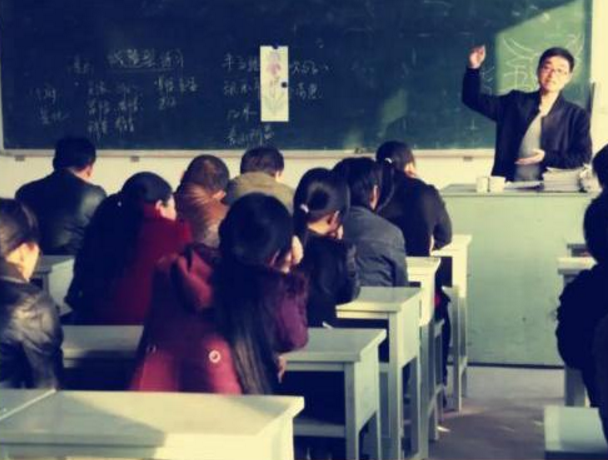 “有请倒数第一的家长发言”家长事先不知情，3句话怼的老师脸红