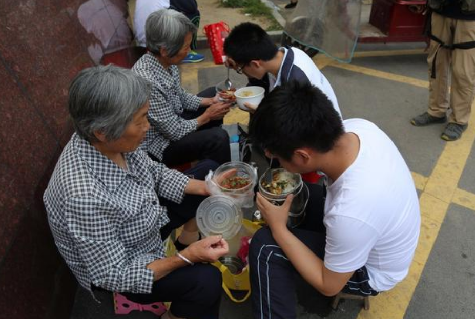高中校门口成“野餐基地”，家长送饭被质疑，这是在养“巨婴”？