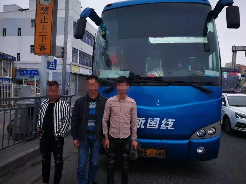 34座大巴车，实际载53个人！超载19人！被深圳交警查获！