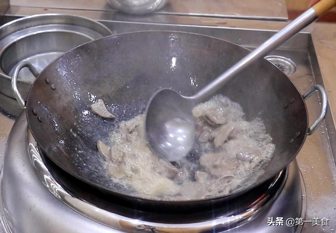 青椒猪肝不要直接下锅炒，厨师长教你鲜嫩不腥技巧，学会在家做