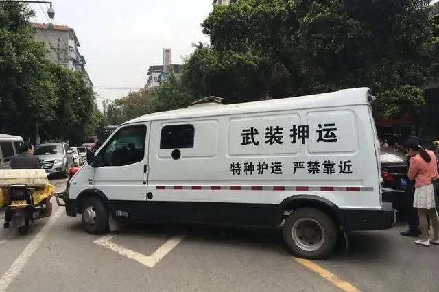 运钞车在行驶过程中，可以有权拒绝交警的检查吗？