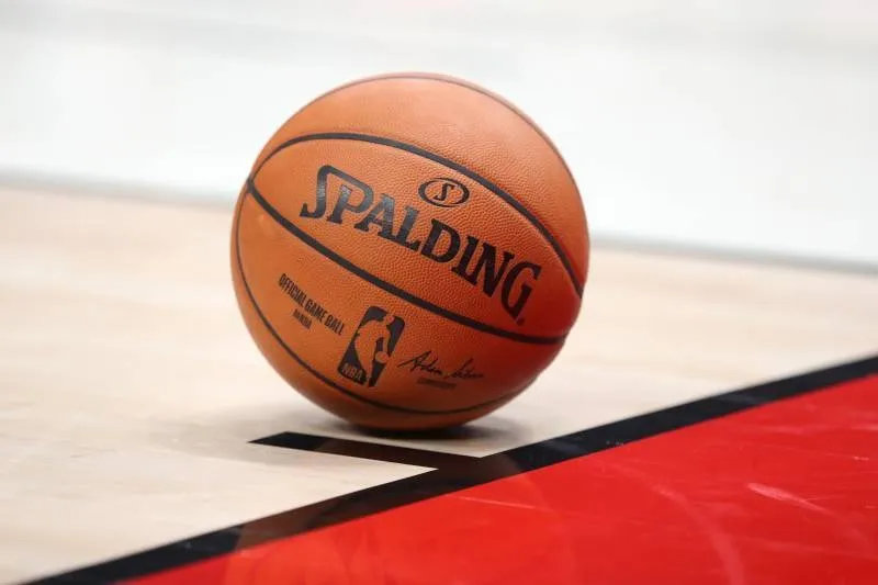 斯伯丁篮球为什么和nba解约(再见了斯伯丁！NBA更换官方用球，杜兰特评论：该死的)