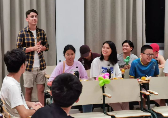 “我家是收废品的”，女大学生自我介绍获称赞，自信的女孩真美