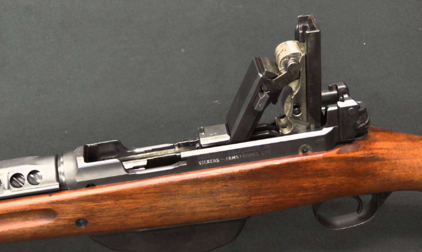 党史展览馆展示手枪装消音器新套路，原来92式手枪不能装消音器？