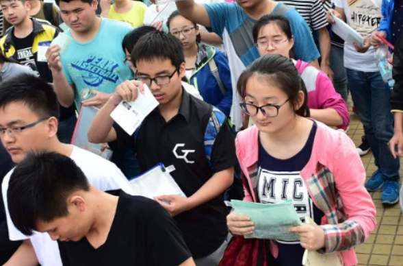 2021复读生迎来“坏消息”，这一升学退路将受阻，考生喜忧参半