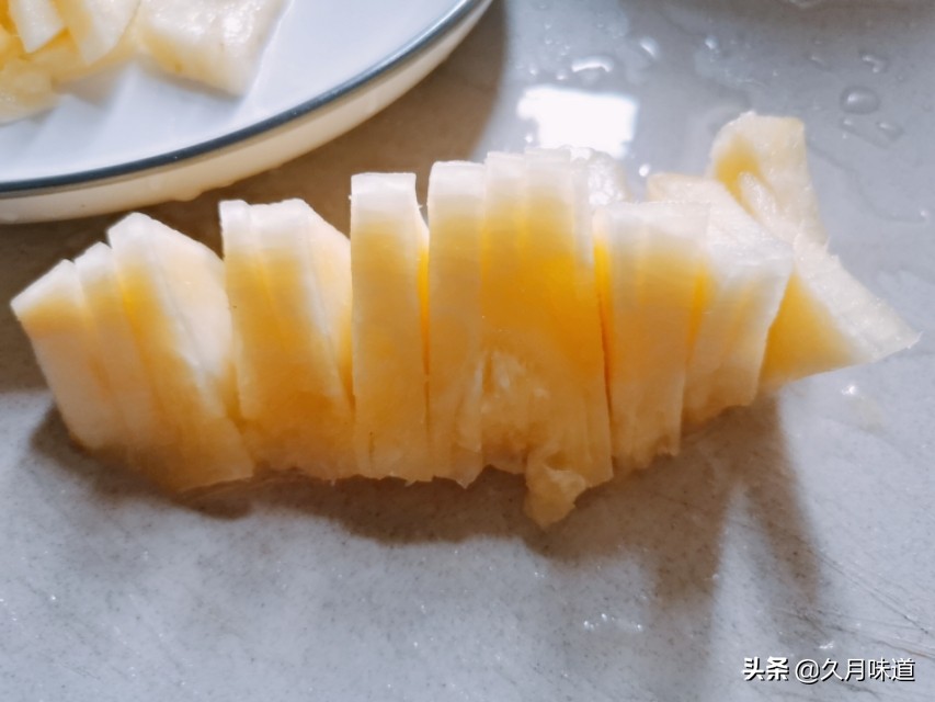 想吃菠萝不会切，教你简单一招，在家也能切出完整不破烂的菠萝块