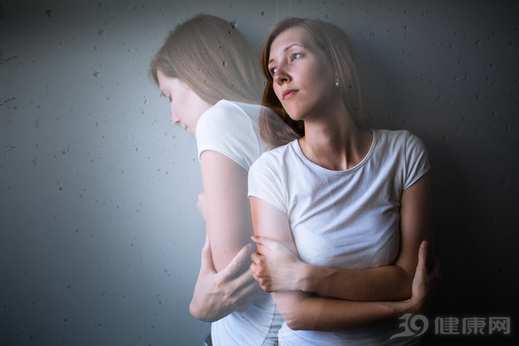 女性身体的4个表现，代表雄性激素过多！抓住四个点，能降下来