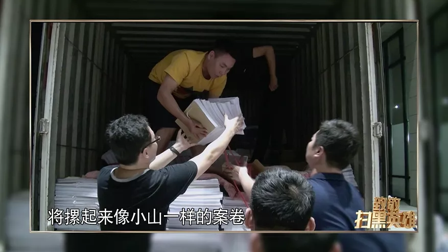 公安局长是黑老大,审讯时200多天不开口,突然有一天唱起了《从头再来》