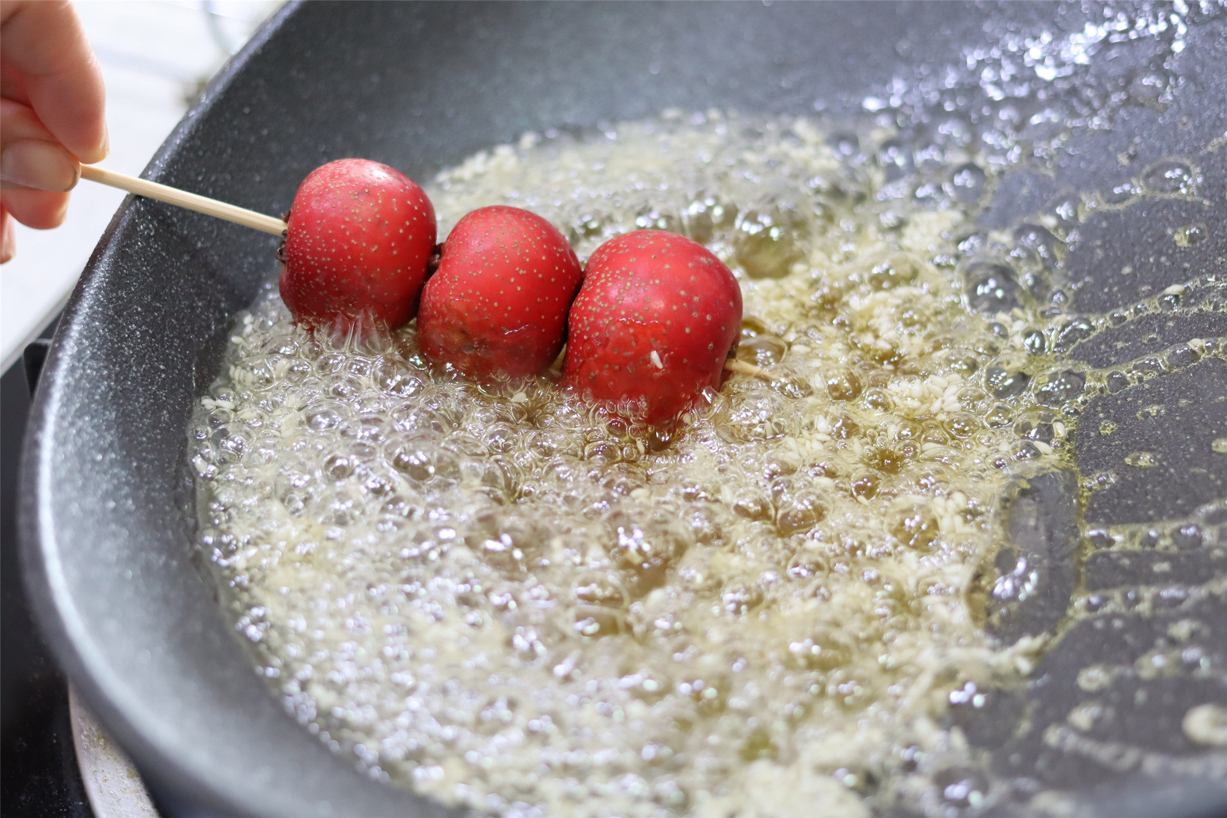 做糖葫芦，掌握“熬糖3步曲”，糖衣酥脆透亮，不沾牙，能出摊了