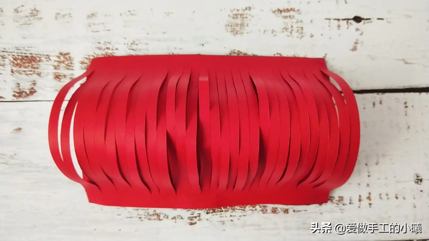 手工剪纸灯笼的做法（彩纸灯笼制作方法）