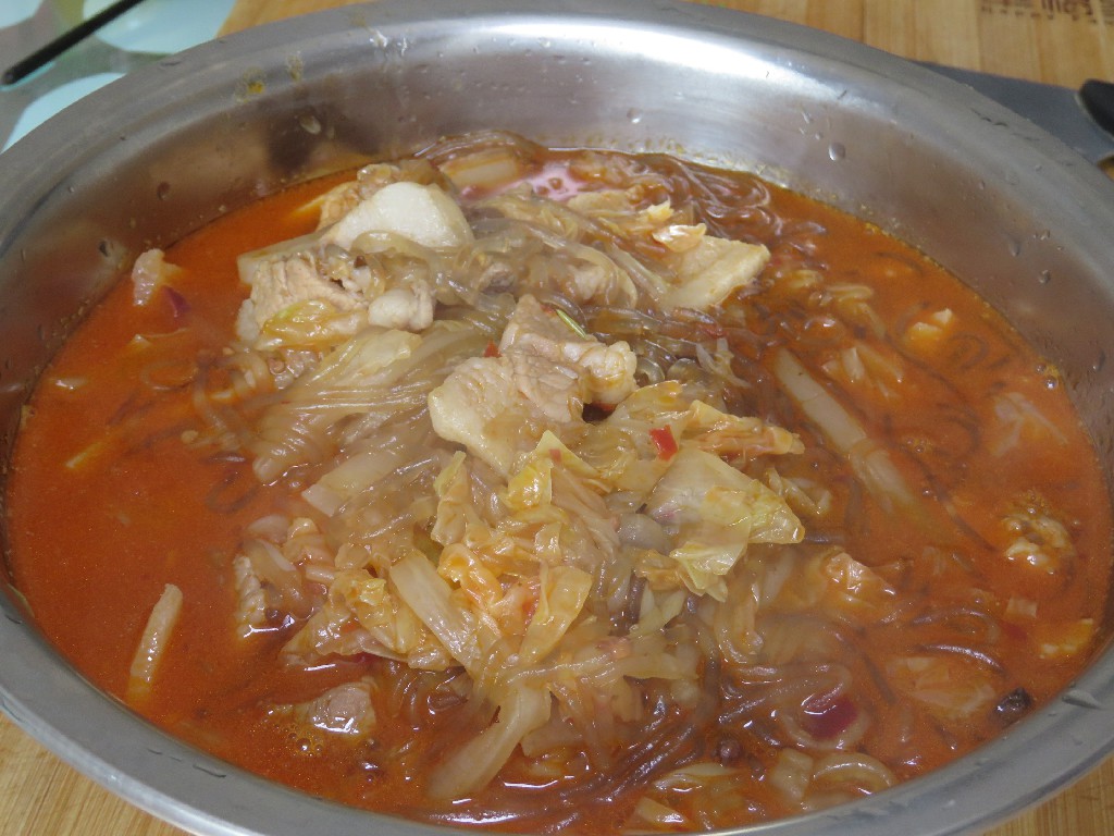 冬日暖胃白菜猪肉炖粉条做法