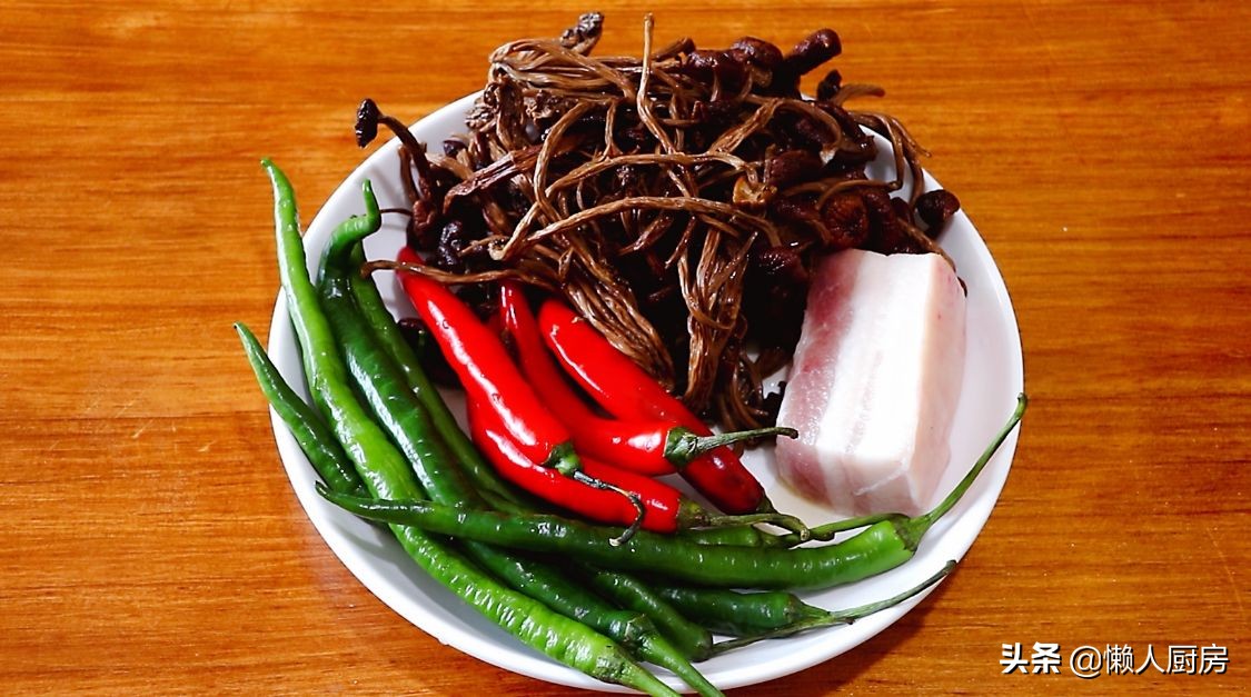 茶树菇怎么做好吃（教你用茶树菇搭配五花肉炒一盘下饭菜）