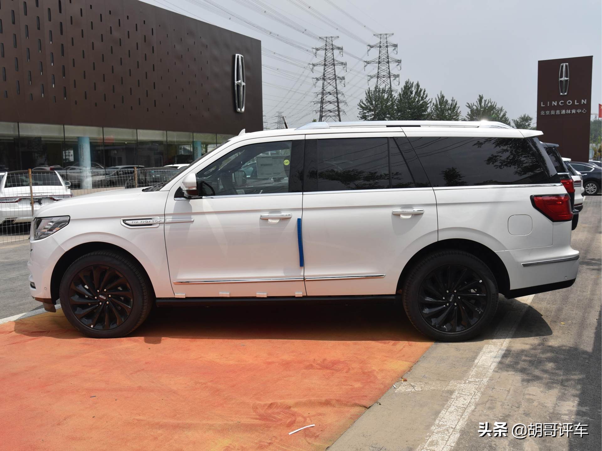 真正的全尺寸SUV，车长超过5米3，实拍林肯领航员