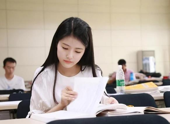 准大学生开学前，要准备好“一档三证”，其中一证男生务必要准备