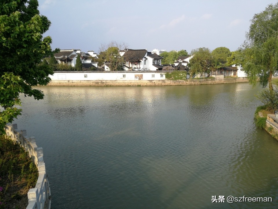 眼前的景象宛如诗句，铁铃关外烟如画，人立枫桥数客船