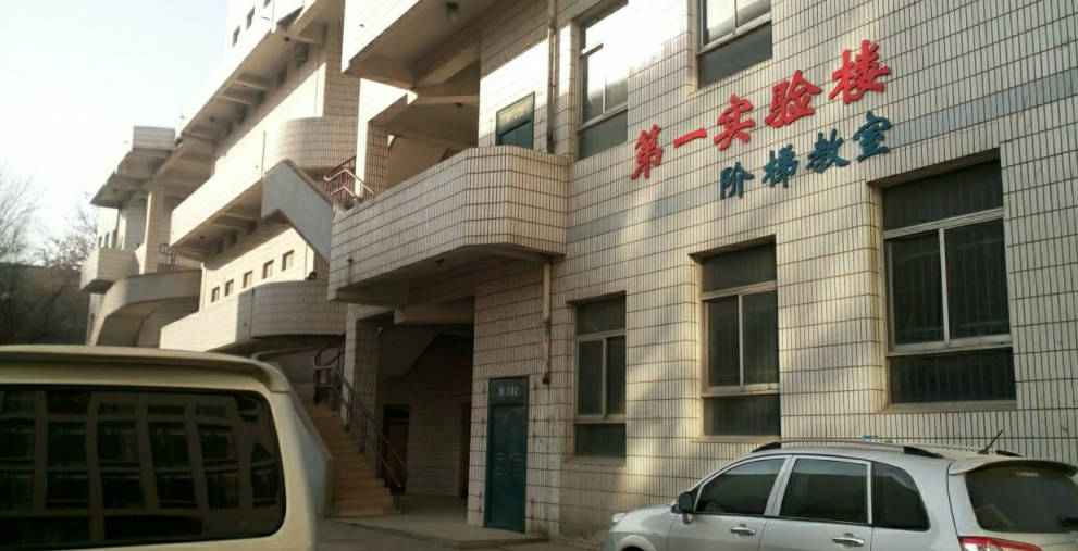 石家庄铁道大学铁门不见了，学生笑开了花，直言段子变成了现实