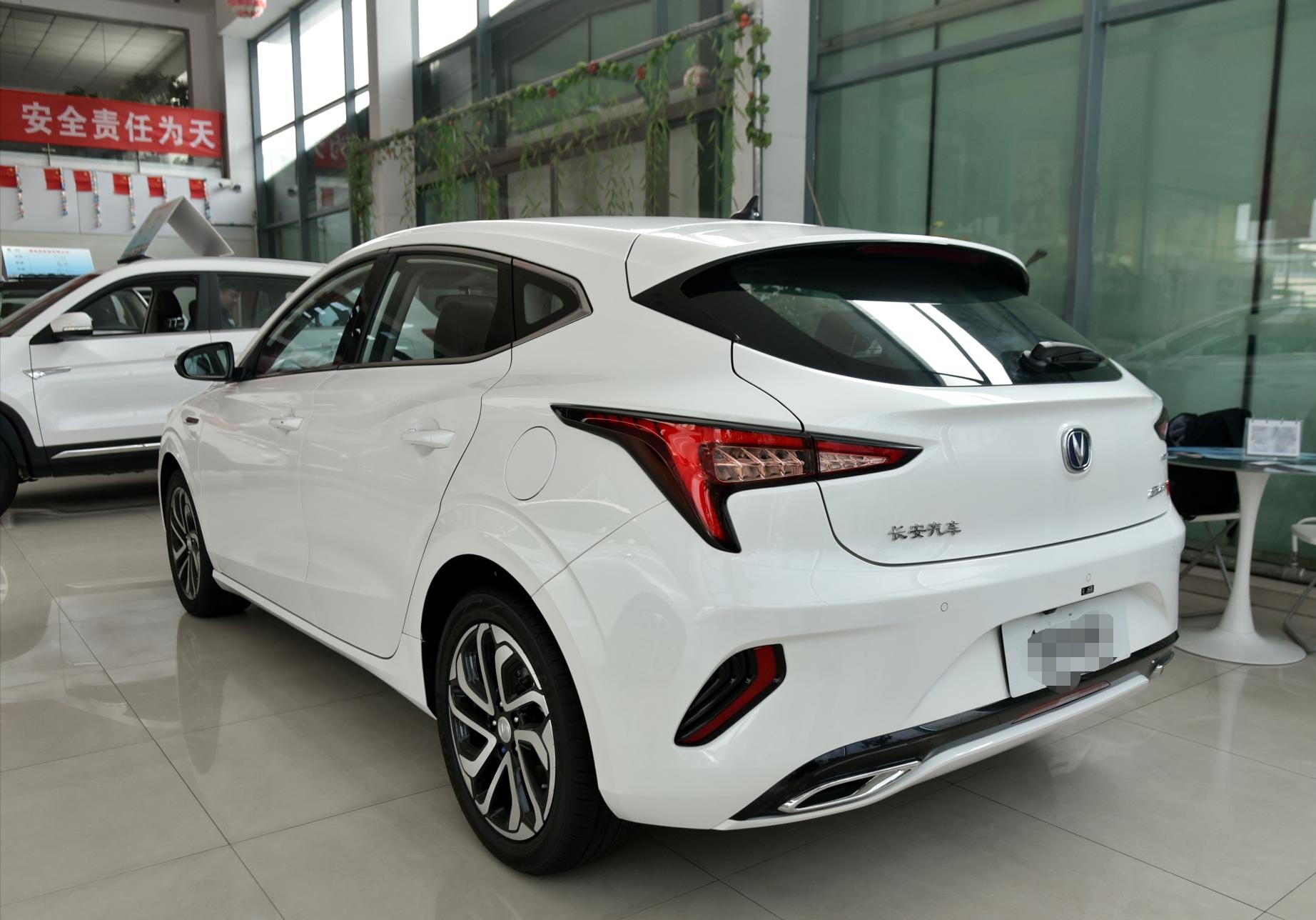 全新长安逸动xt,1.6动力油耗6升,落地7万,比帝豪还帅气