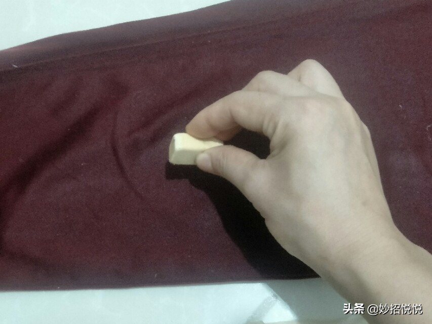 才知道衣服上的口香糖，最怕“橡皮擦”，一泡一擦立马干净不留痕