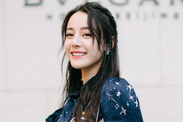 武汉学院迎来“明星女孩”，长相姓名同撞迪丽热巴，犹如复制粘贴