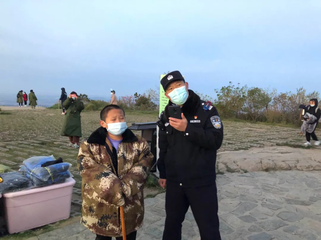 【一线警察】母亲哭了:“我知道条件有限,可没想到如此艰苦”