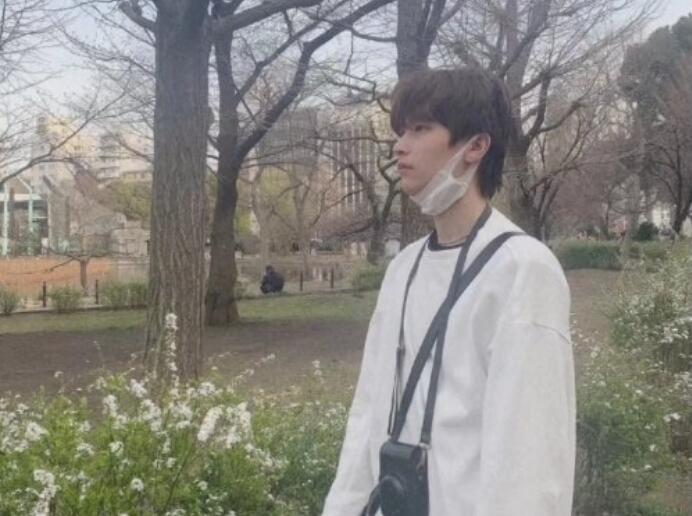 听说丑的男生找个女朋友就会变帅，你不信？来看看这几个小哥哥