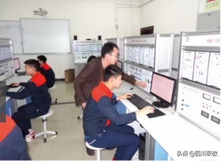 眉山历史最悠久的大学，岷江二桥旁，有“见桥大学”之称谓