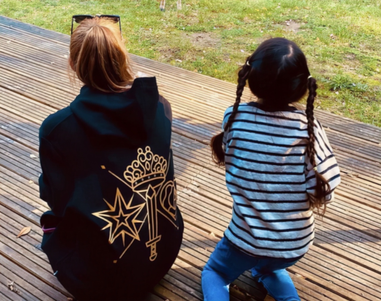 周杰伦晒儿女开心玩耍照，6岁海瑟薇长发飘飘好淑女，小长腿初现