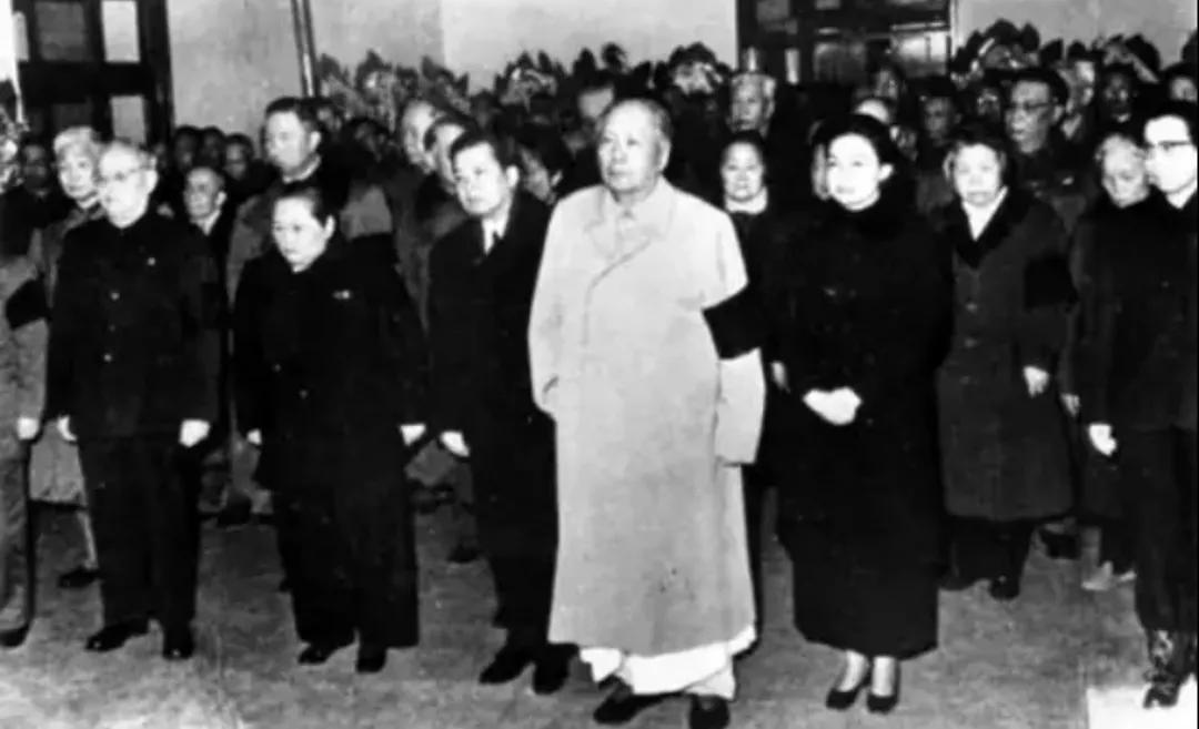 毛主席请陈毅吸烟，他说：戒了，毛主席：你有志气啊
