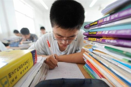 2001年的那场高考失利，只能上大专院校，但这张证书足够珍贵