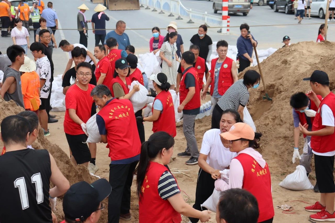 滑县六中志愿者：走下三尺讲台 奔赴防汛一线