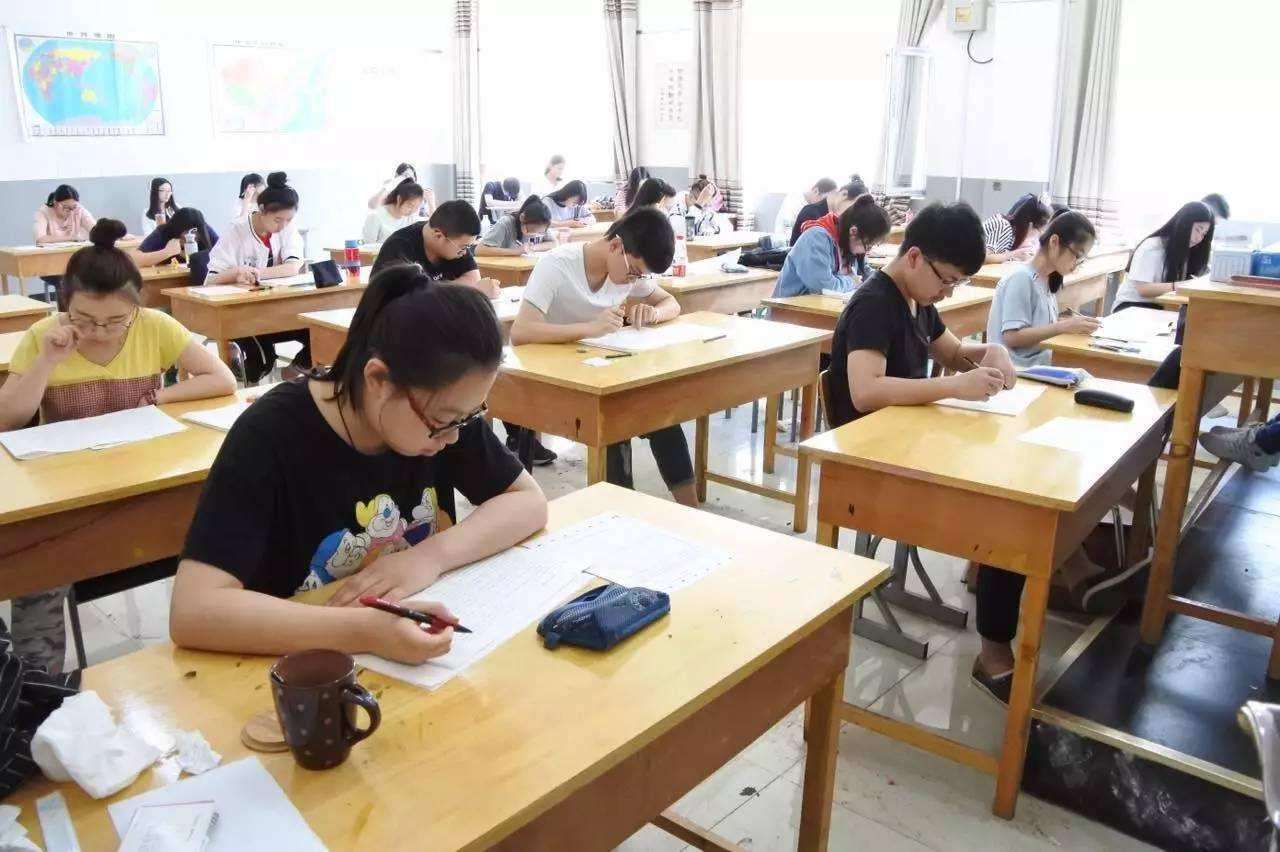 为什么高考时不能穿校服？班主任说出原因，考生不要不重视