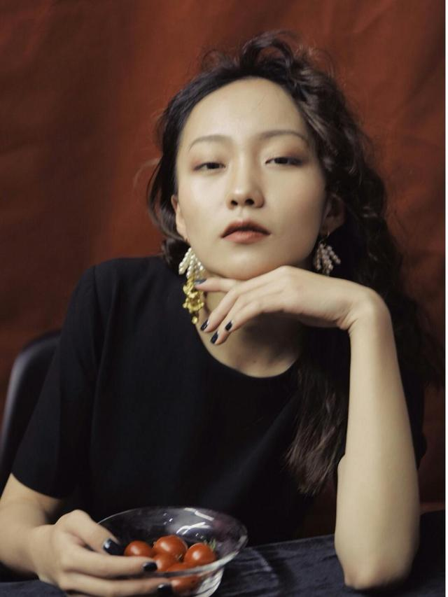 比起李子柒的不妥协,"疯产姐妹"邵雨轩