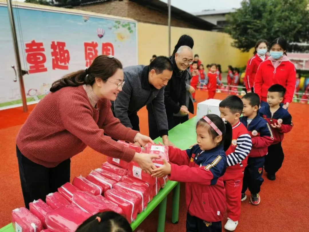 潼关县开展“捐赠卫生防护包 大爱温暖幼儿心”捐赠活动