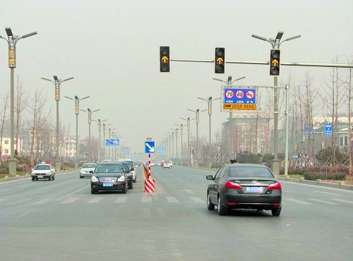 闯黄灯过一半路口红灯就亮了，走还是停？选错了就扣6分