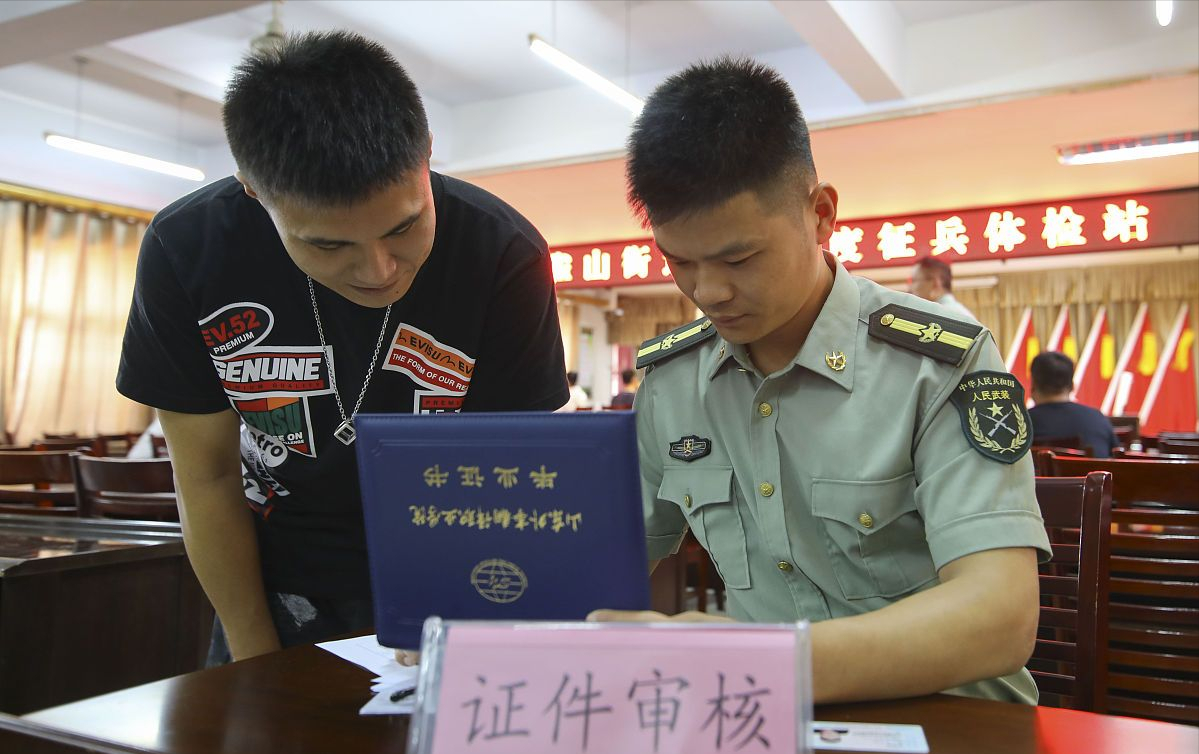 2021年大学毕业生，参加秋季征兵有3大优势，参军入伍要知晓