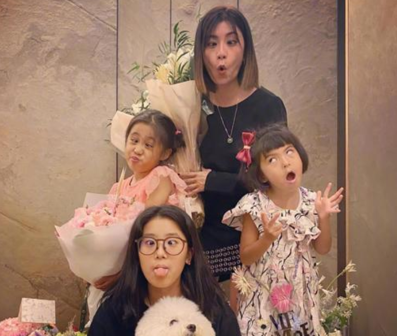 47岁贾静雯生日晒三女儿，咘咘颜值最像亲妈，梧桐妹越长越漂亮