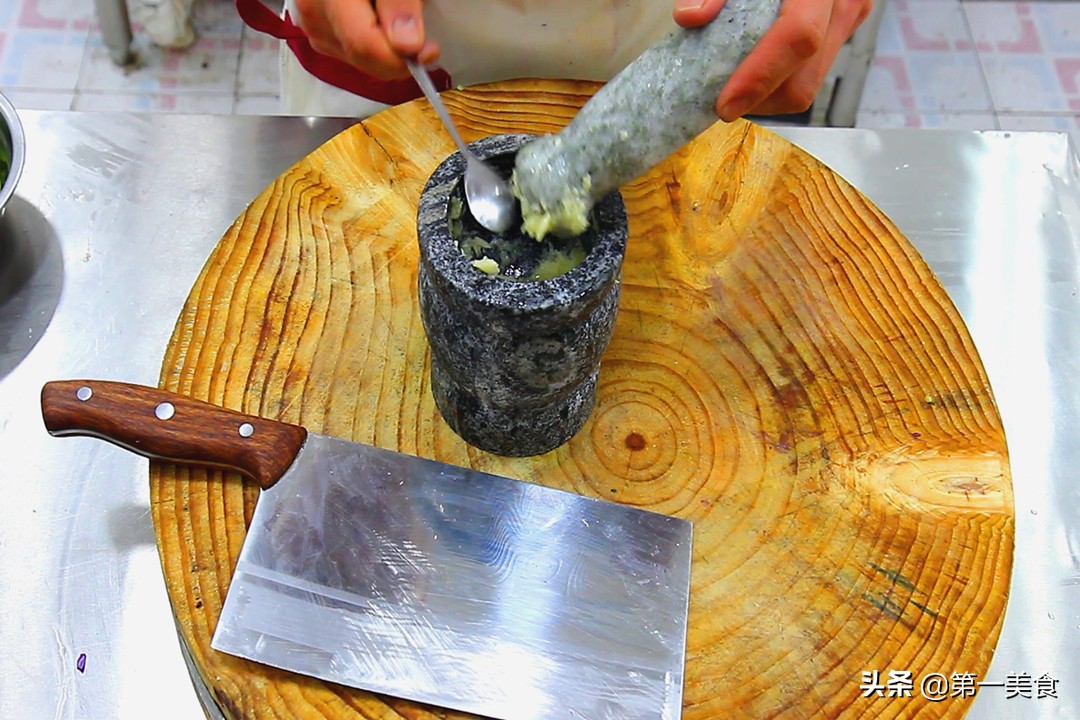 凉拌紫甘蓝，到底用不用焯水？大厨教你正确做法，紫甘蓝脆爽不黑