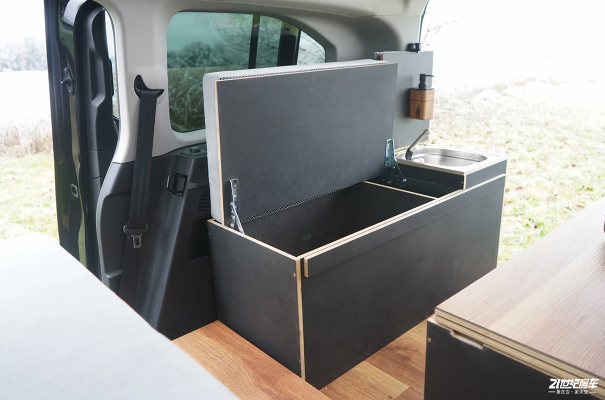 德国改装公司发布标志露营车!可坐5-7人,车内全部模块化设计