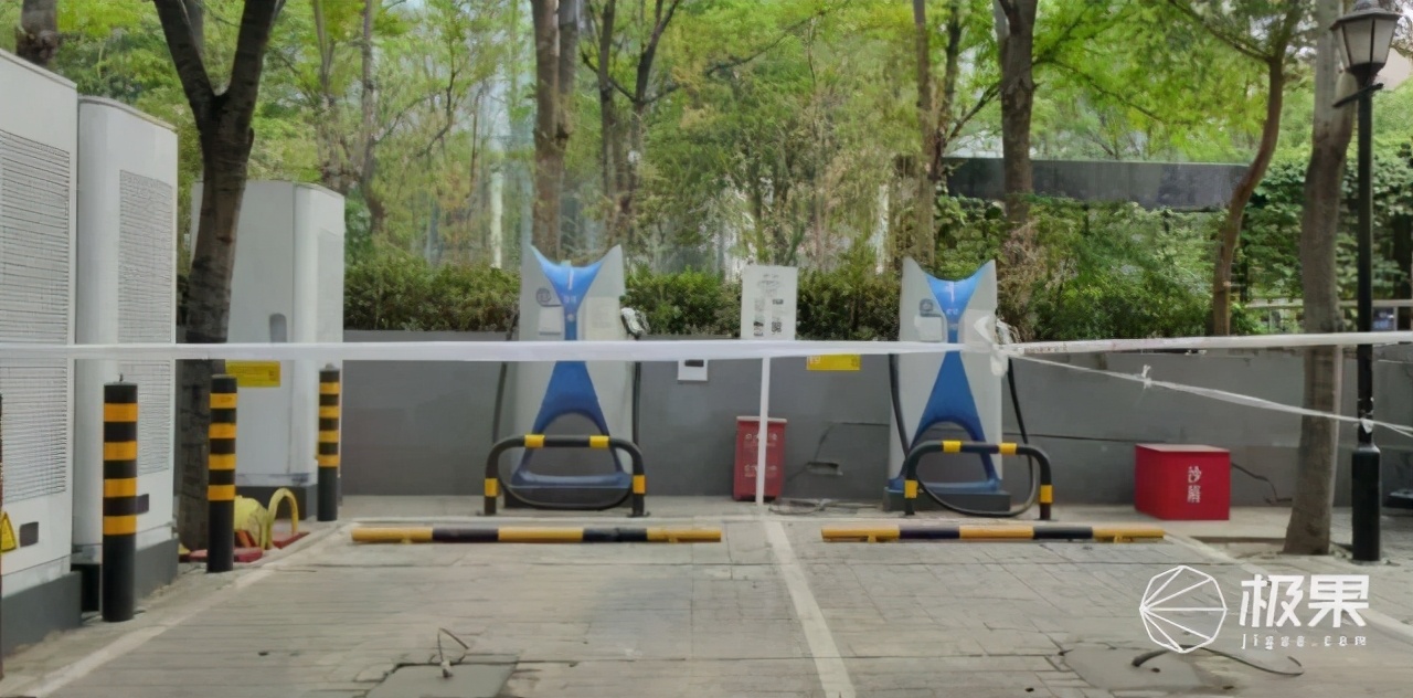 试驾小鹏P7「超长版电动超跑」！智能驾驶实用，续航里程不虚标