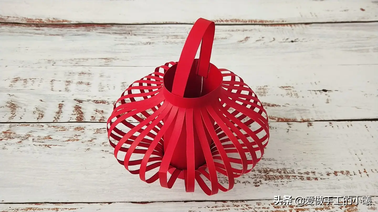 手工剪纸灯笼的做法（彩纸灯笼制作方法）