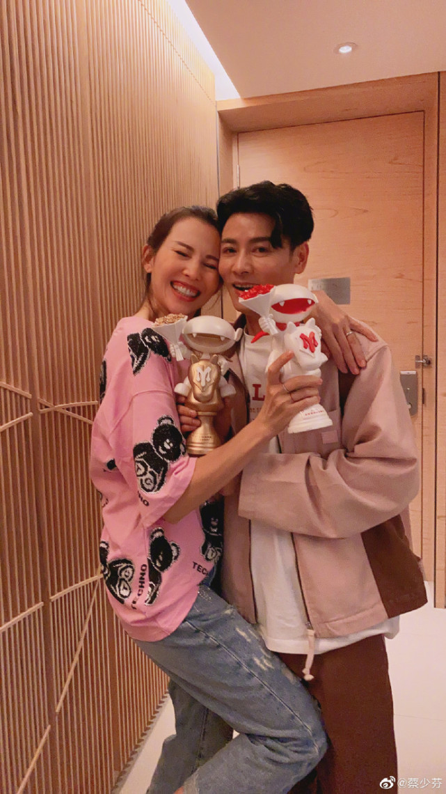 蔡少芬带儿子游乐场玩耍，被赞又高又瘦，张晋陈法蓉一旁闲聊