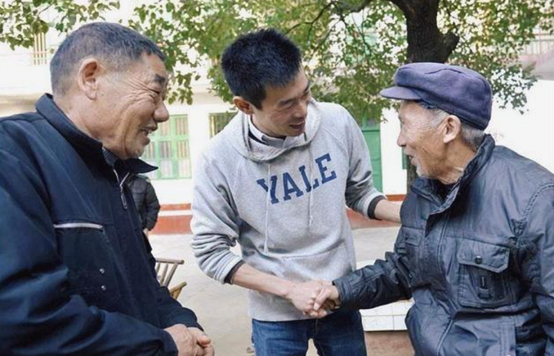 拒绝百万年薪，回国拿1450元工资的耶鲁海归秦玥飞，后来怎样了？