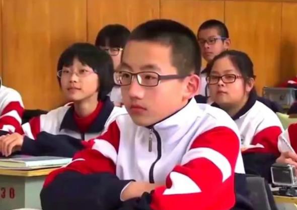 上海一中学老师，每天发20条朋友圈被举报，学校的回应让网友点赞