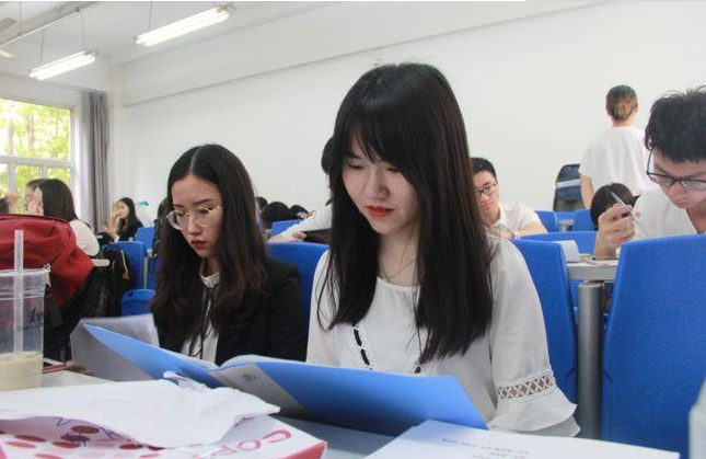 大学生答辩“卑微现场”，几张图片真实形象：只答不辩，就道歉