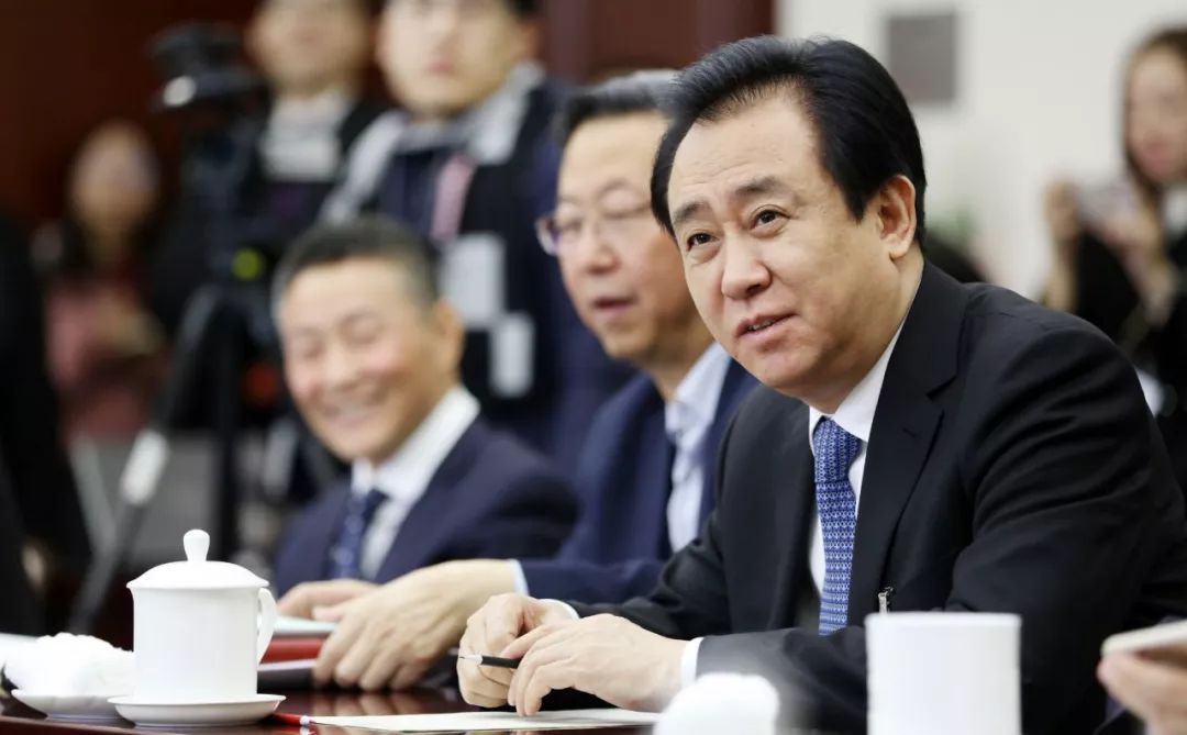 掏粪工成首富，身价1698亿，如今公司负债8千亿，能挺住吗？