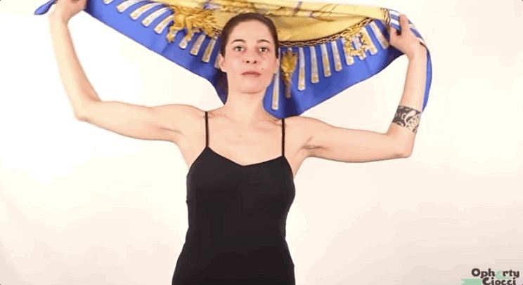 跟着爱马仕，3分钟学会一条丝巾的八种系法