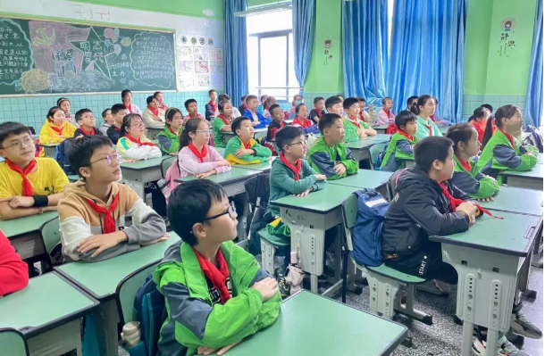 成都市各学校开展“少年先锋队建队日”系列活动