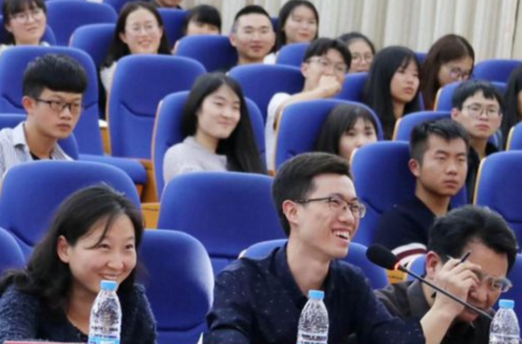 清华北大1300多名学生，扎堆当“选调生”，择优之选还是大材小用