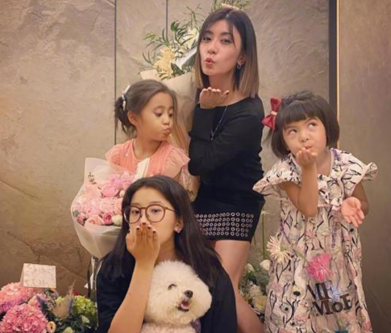 47岁贾静雯生日晒三女儿，咘咘颜值最像亲妈，梧桐妹越长越漂亮